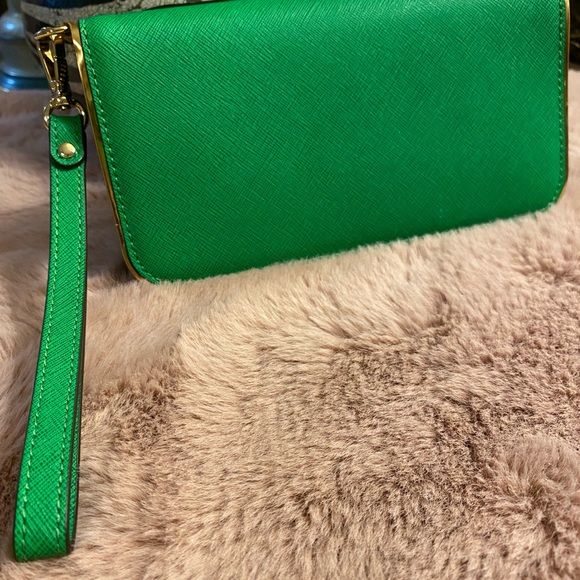 Michael Kors grass green wrist wallet - Picture 3 of 3